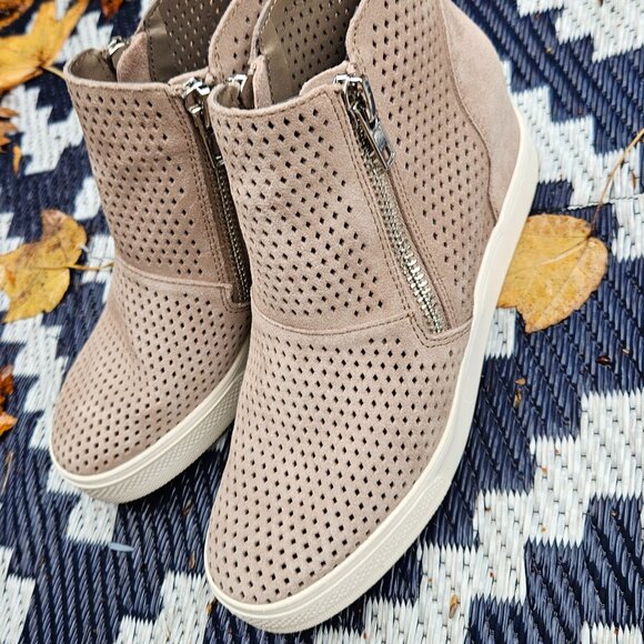 Steve Madden Wedgie-P Tan Suede Wedge Perforated Sneaker Booties Size 9M NWOT - Picture 1 of 6